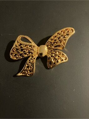 Vintage Signed AAi Gold Tone Filigree Bow Brooch Pin